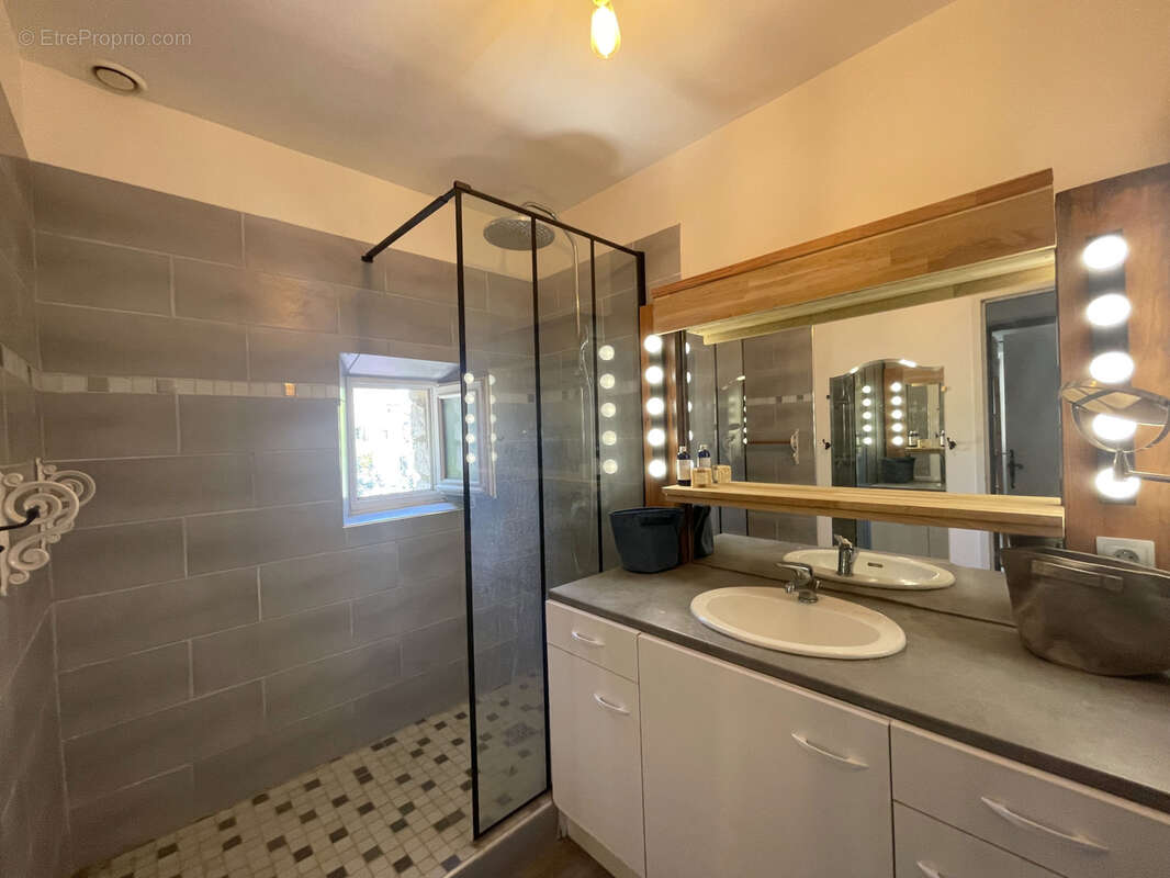 Commerce à LA GARDE-ADHEMAR