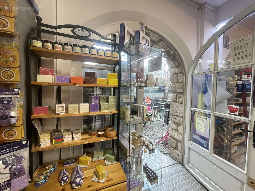 Commerce à LA GARDE-ADHEMAR