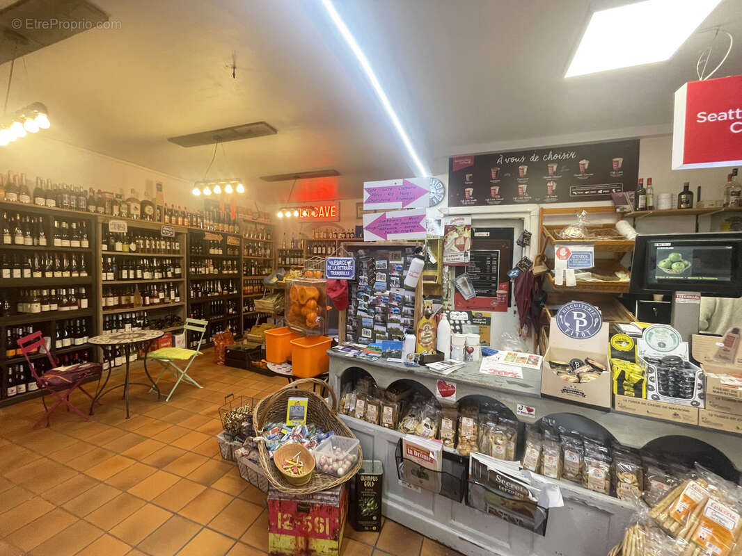 Commerce à LA GARDE-ADHEMAR