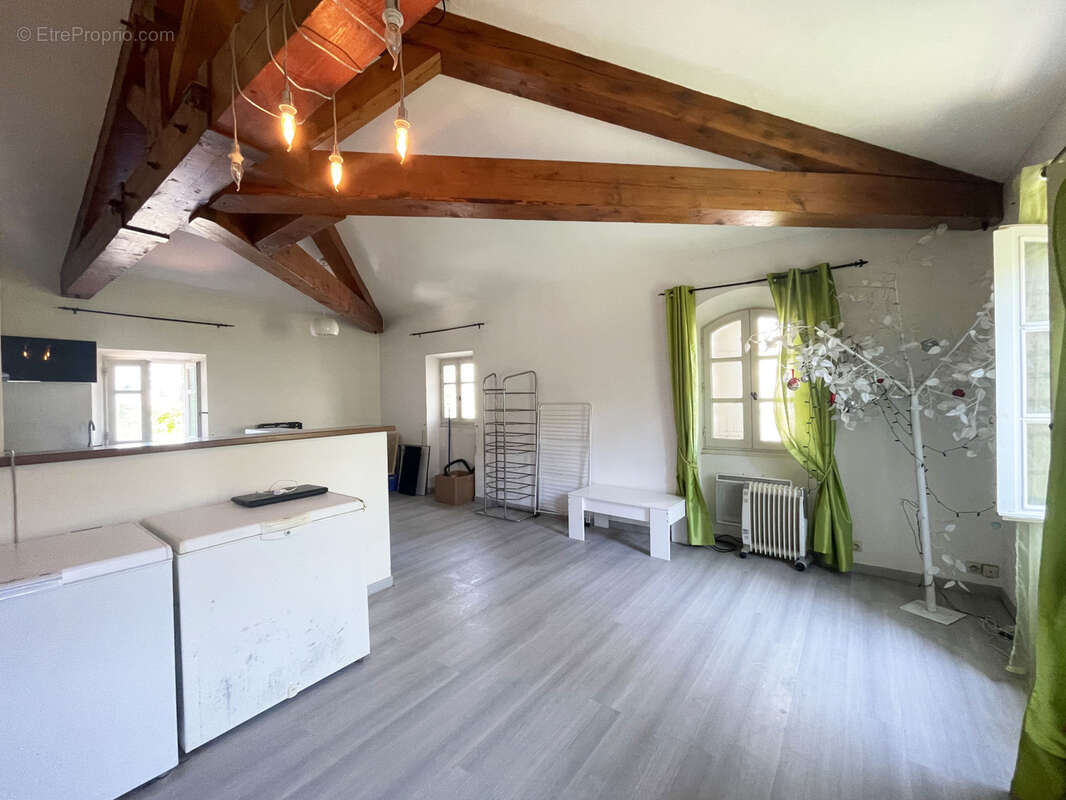 Commerce à LA GARDE-ADHEMAR