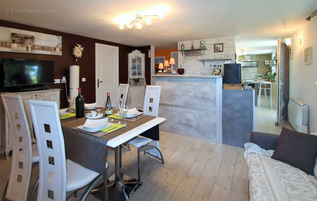 Maison à LE LAC-D&#039;ISSARLES