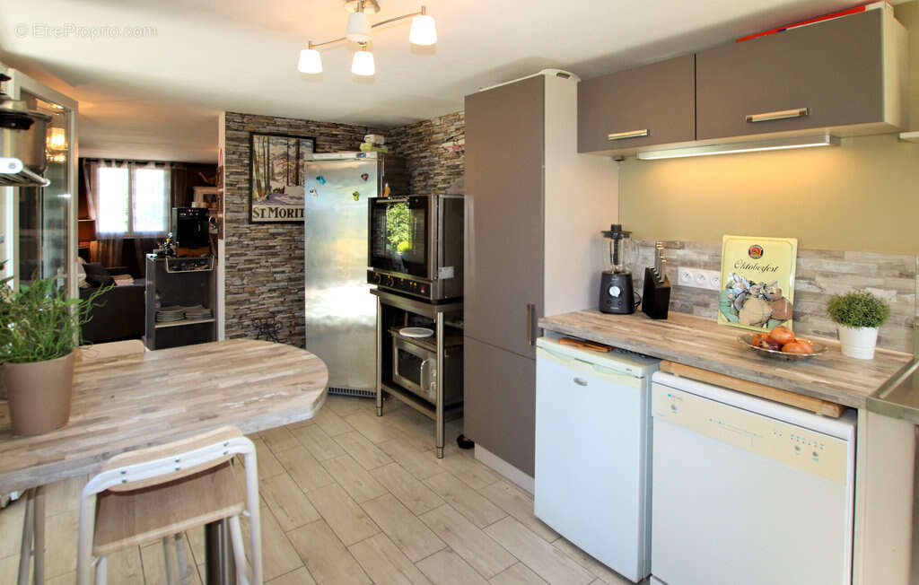 Maison à LE LAC-D&#039;ISSARLES