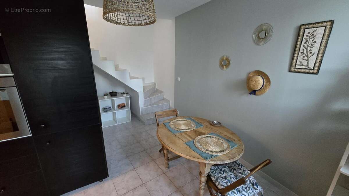 Maison à LA ROQUE-D&#039;ANTHERON