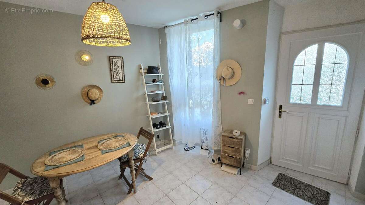 Maison à LA ROQUE-D&#039;ANTHERON