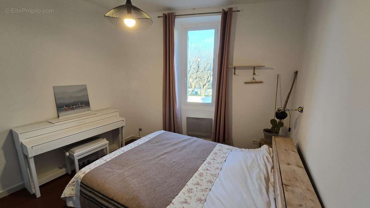 Maison à LA ROQUE-D&#039;ANTHERON