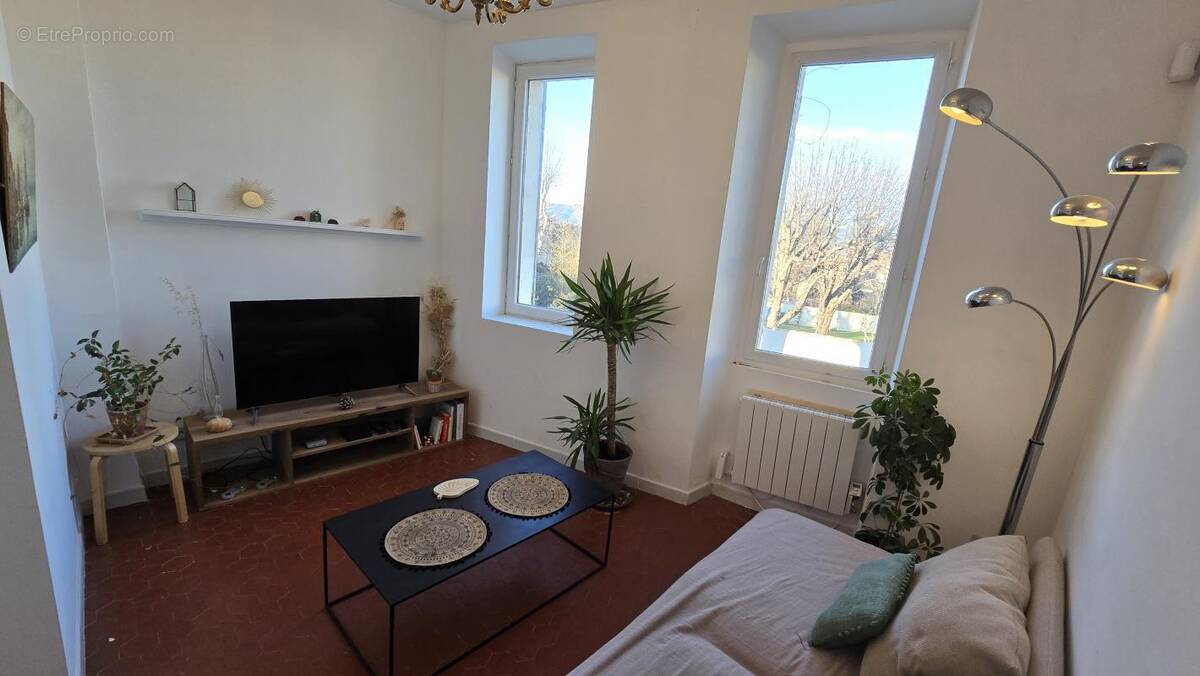 Maison à LA ROQUE-D&#039;ANTHERON