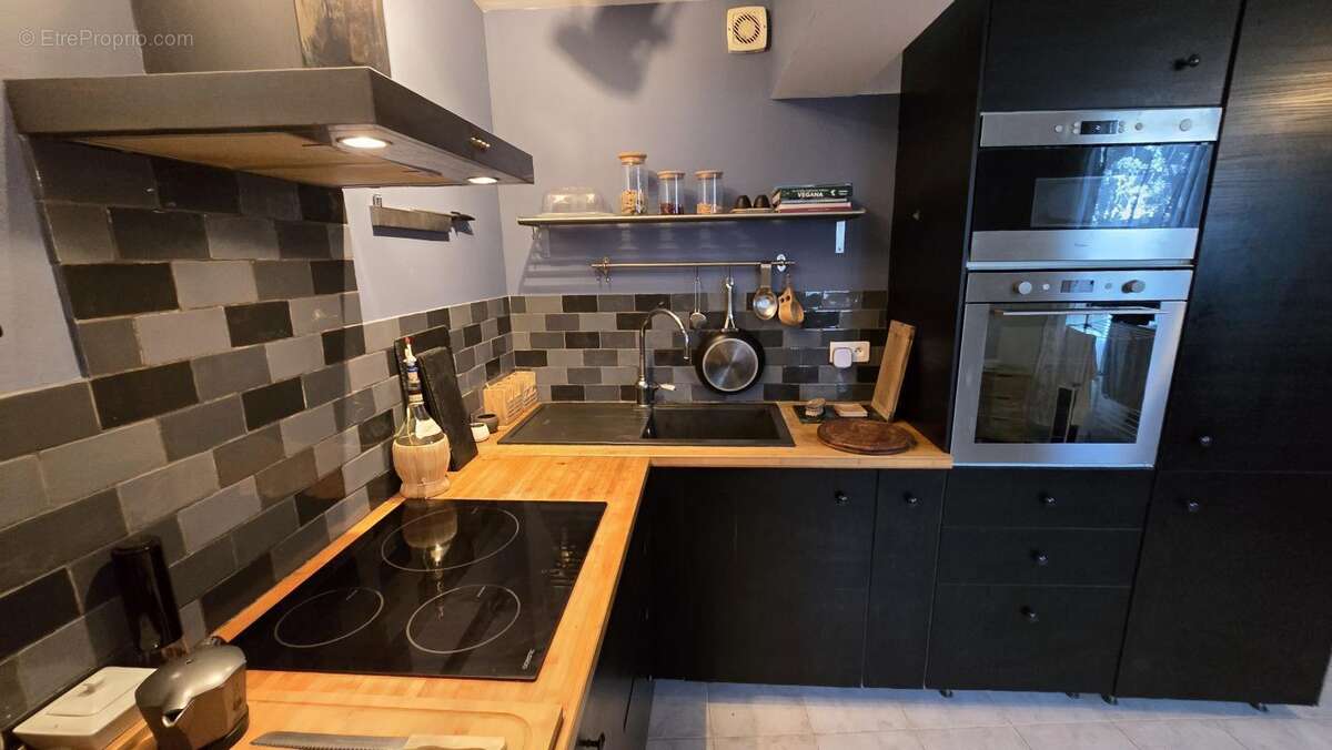 Maison à LA ROQUE-D&#039;ANTHERON