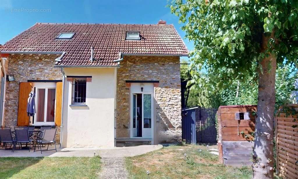 Maison à CLAIREFONTAINE-EN-YVELINES