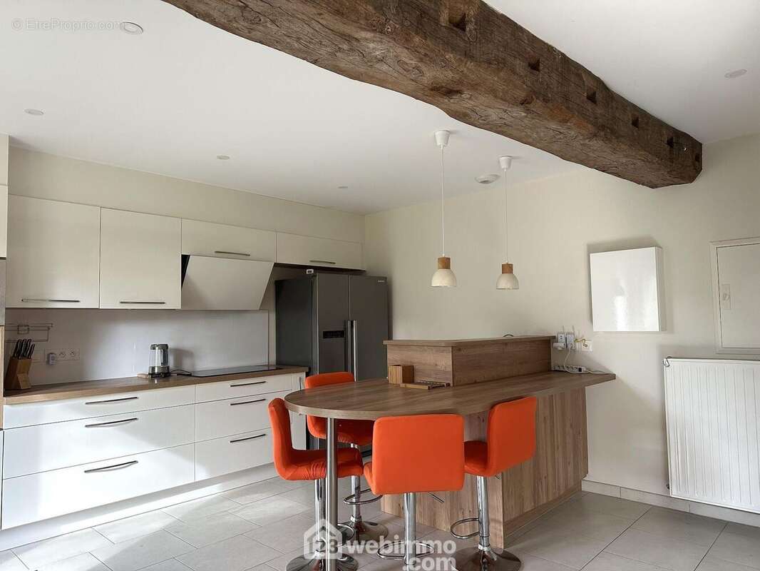 La cuisine aménagée et équipée. - Maison à BRISSAC-QUINCE