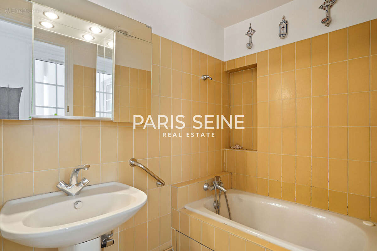 Appartement à PARIS-1E