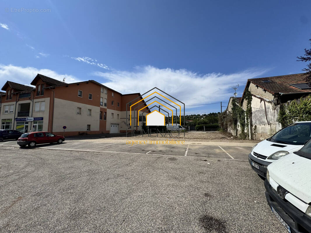 Terrain à SAINT-CLAIR-DE-LA-TOUR