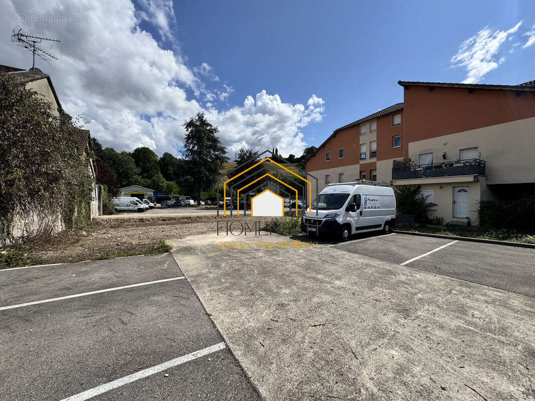 Terrain à SAINT-CLAIR-DE-LA-TOUR