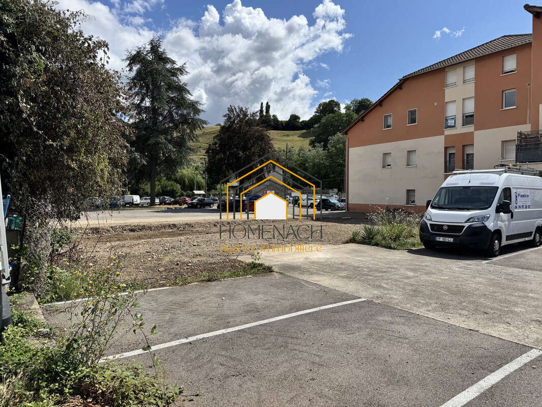 Terrain à SAINT-CLAIR-DE-LA-TOUR