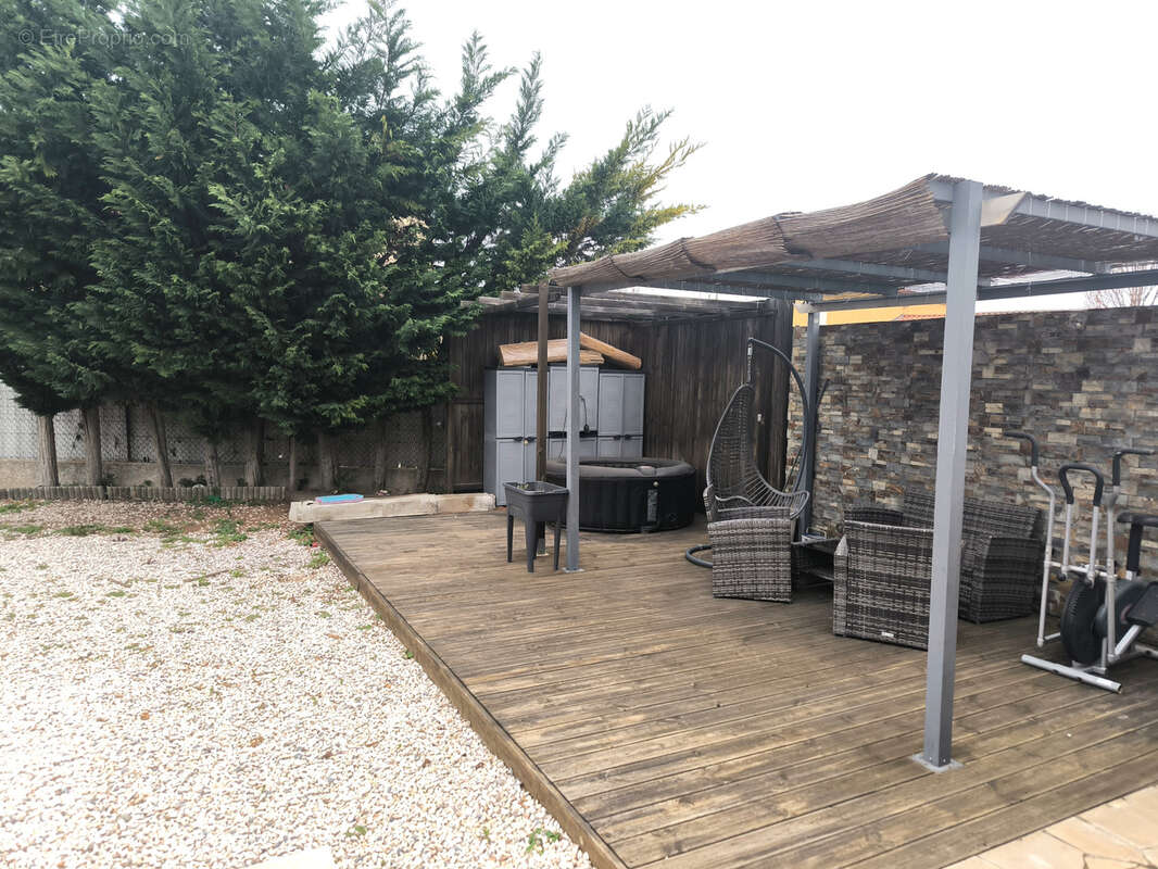 Maison à SAINT-LAURENT-DE-LA-SALANQUE