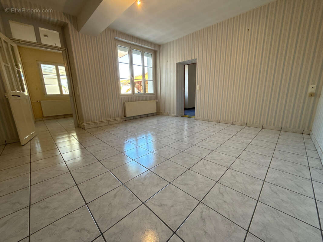 Maison à FLEURY-LA-VALLEE