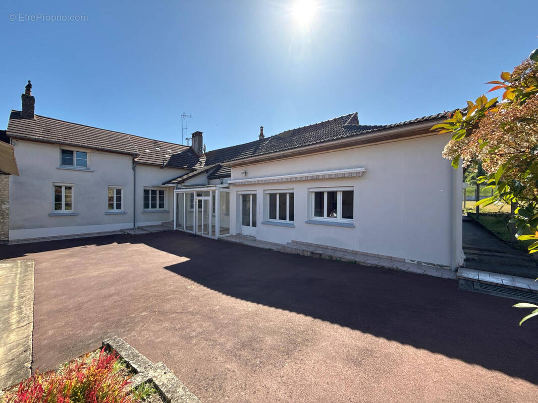 Maison à FLEURY-LA-VALLEE