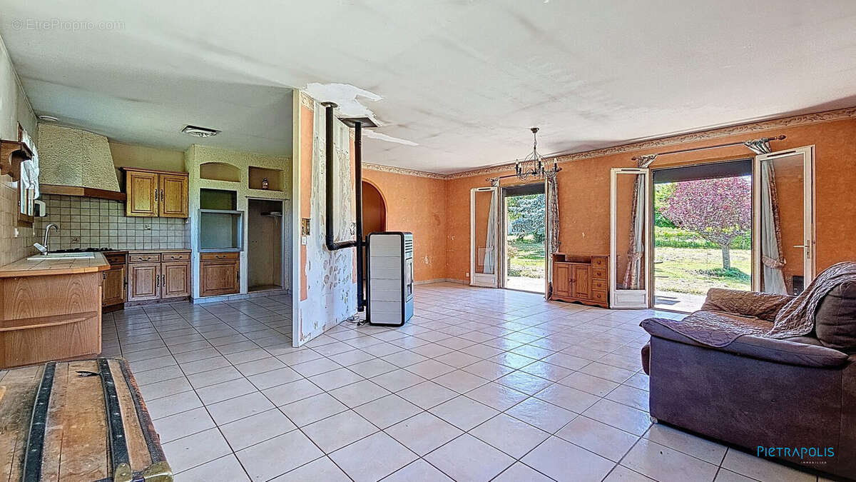 Maison à EYZIN-PINET