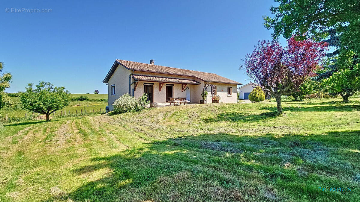 Maison à EYZIN-PINET