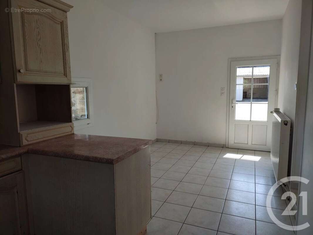 Maison à SAINT-CYR-LE-GRAVELAIS