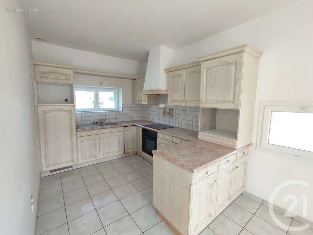 Maison à SAINT-CYR-LE-GRAVELAIS