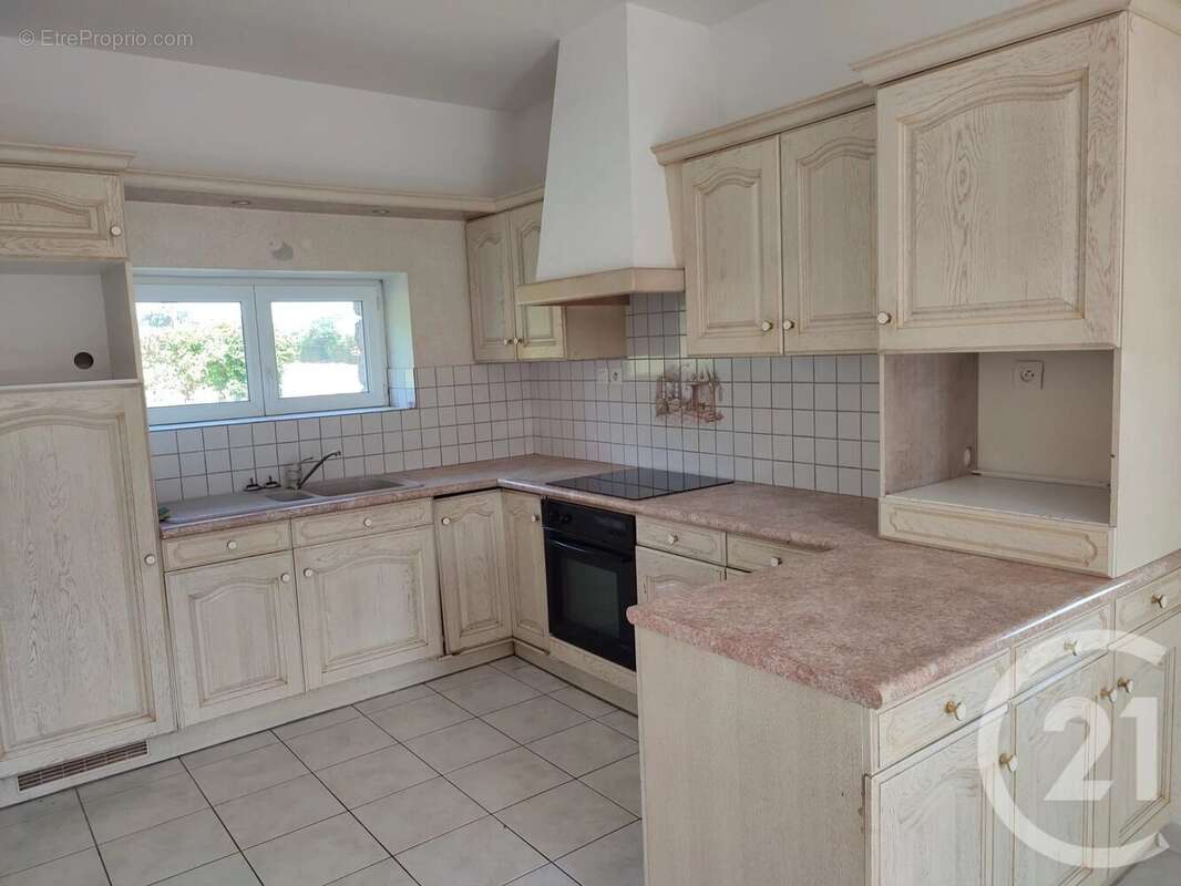 Maison à SAINT-CYR-LE-GRAVELAIS