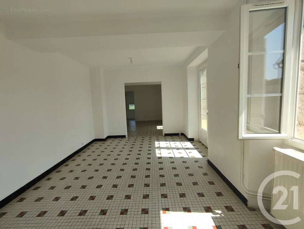 Maison à SAINT-CYR-LE-GRAVELAIS