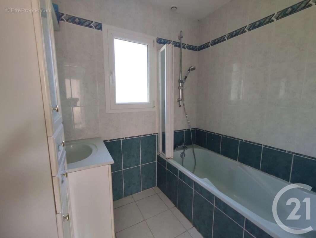 Maison à SAINT-CYR-LE-GRAVELAIS