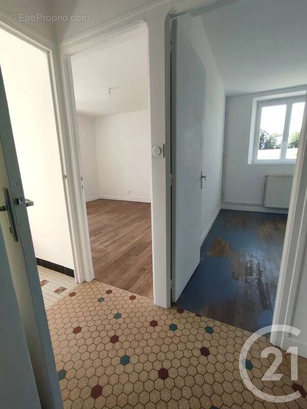 Maison à SAINT-CYR-LE-GRAVELAIS