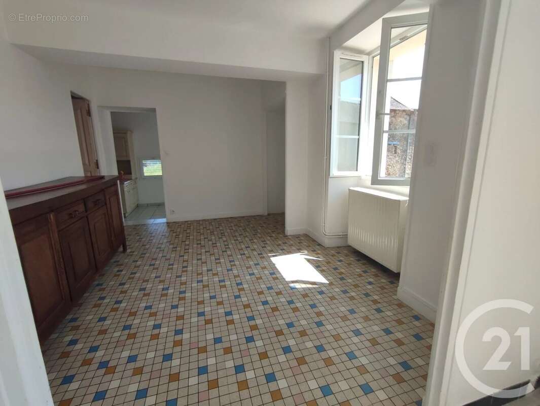 Maison à SAINT-CYR-LE-GRAVELAIS