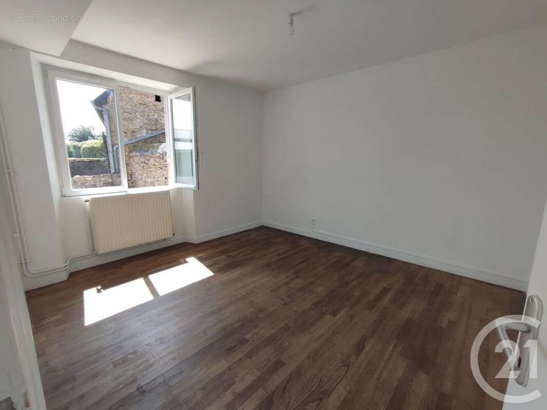 Maison à SAINT-CYR-LE-GRAVELAIS