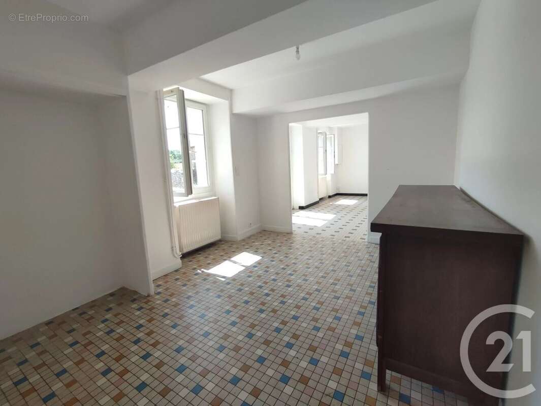 Maison à SAINT-CYR-LE-GRAVELAIS