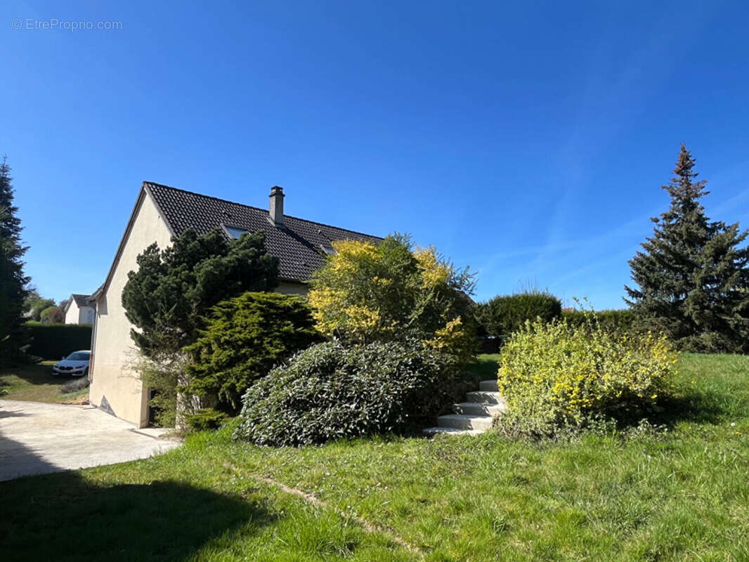 Maison à LES AYVELLES