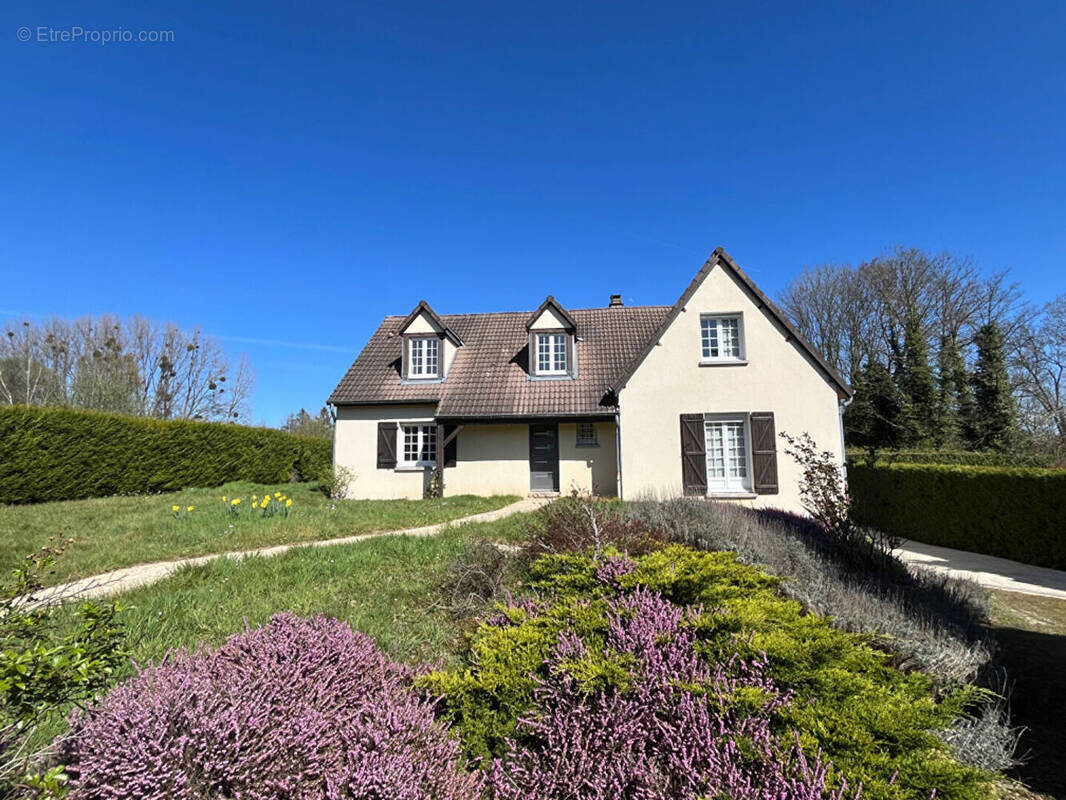 Maison à LES AYVELLES