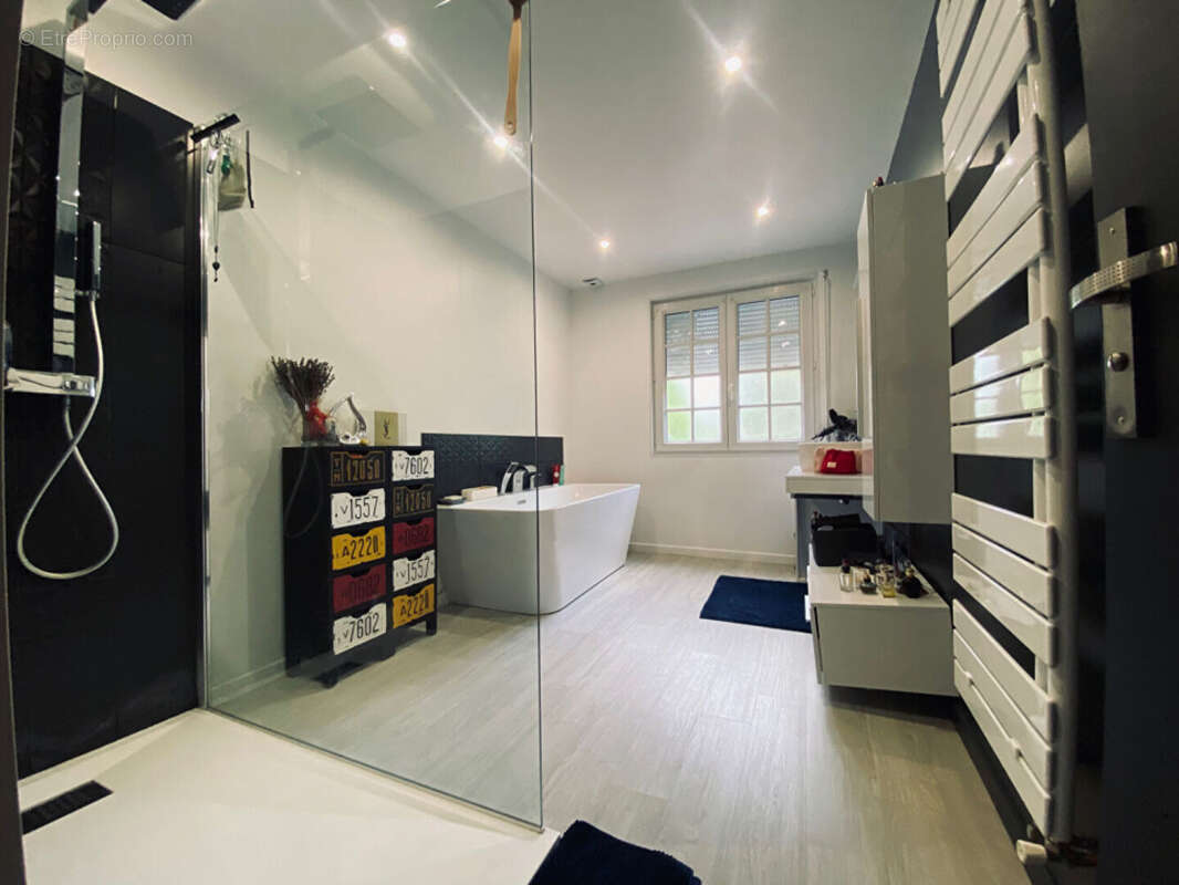 Maison à LES AYVELLES