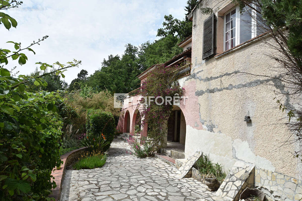 Maison à BAGNOLS-EN-FORET