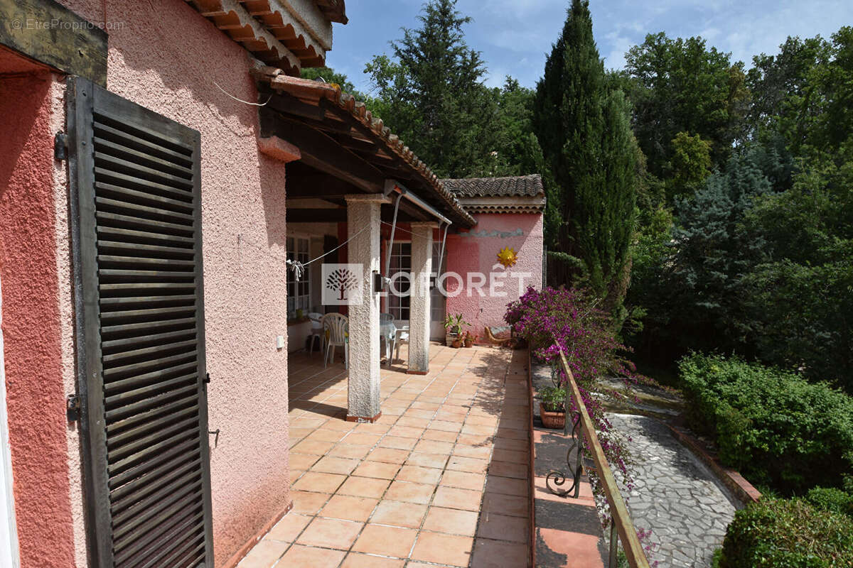 Maison à BAGNOLS-EN-FORET