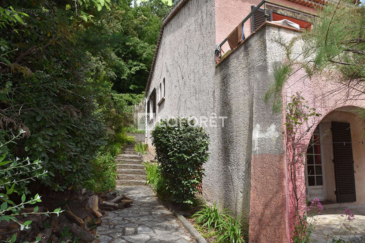 Maison à BAGNOLS-EN-FORET