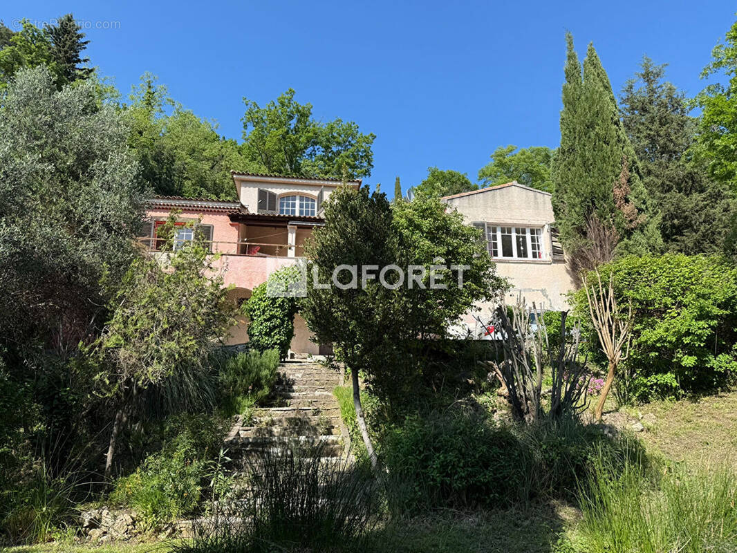 Maison à BAGNOLS-EN-FORET