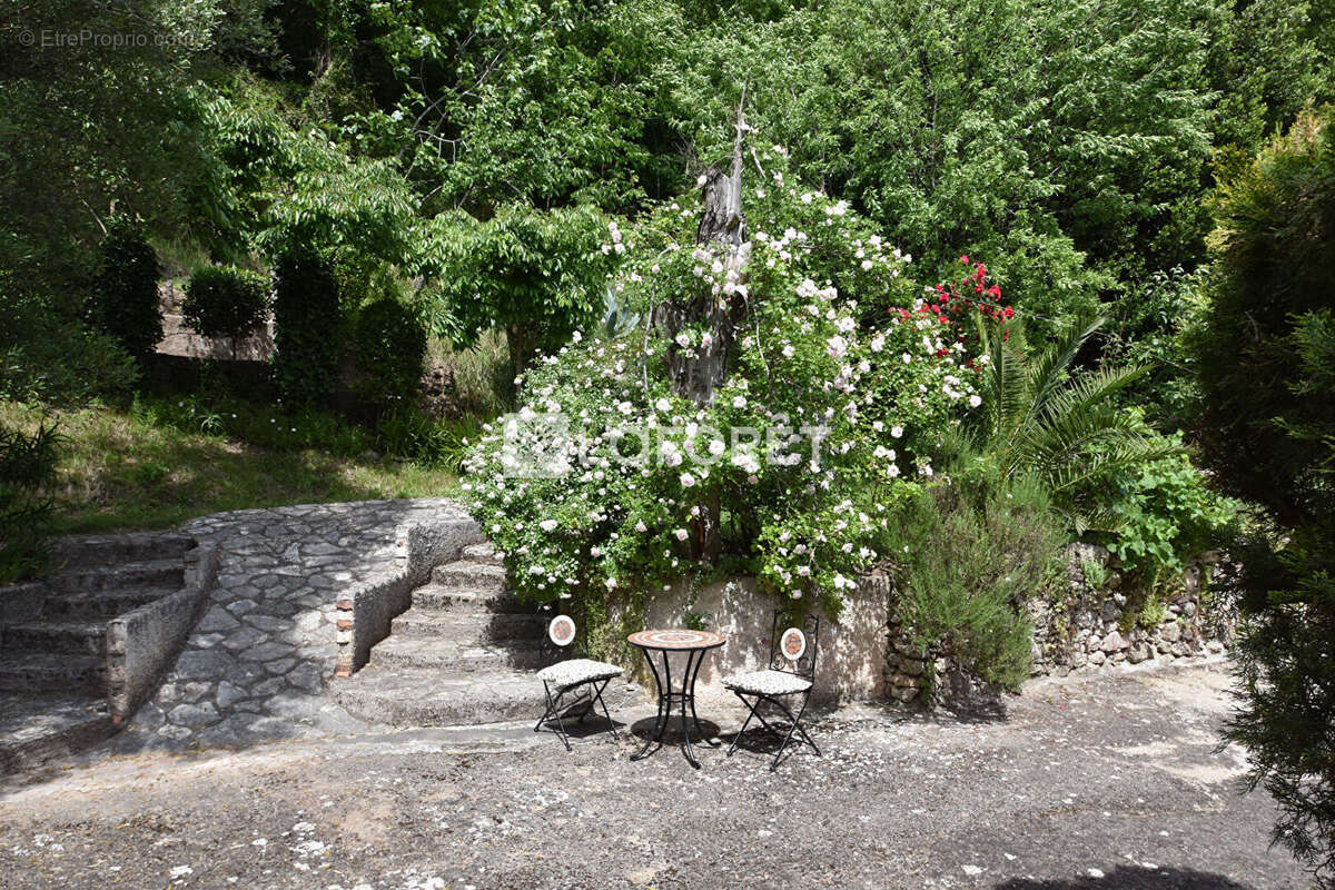 Maison à BAGNOLS-EN-FORET
