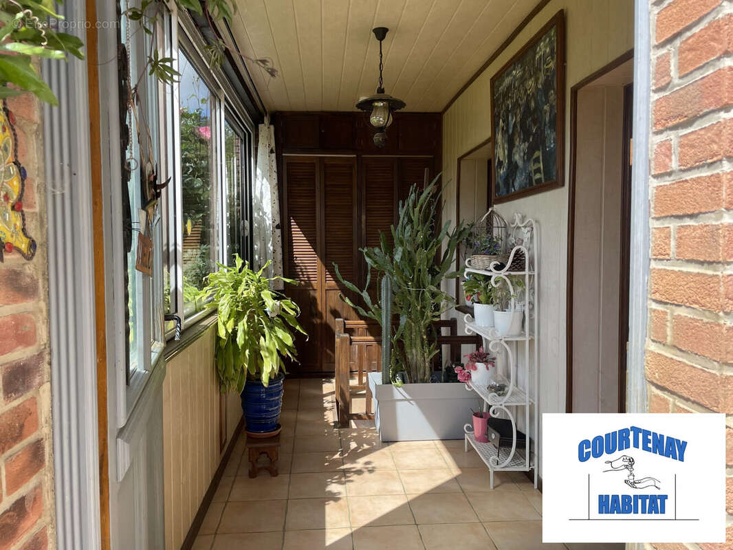 entrée par véranda - Maison à MONTCORBON
