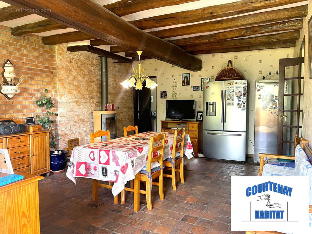 espace repas attenant à la cuisine - Maison à MONTCORBON