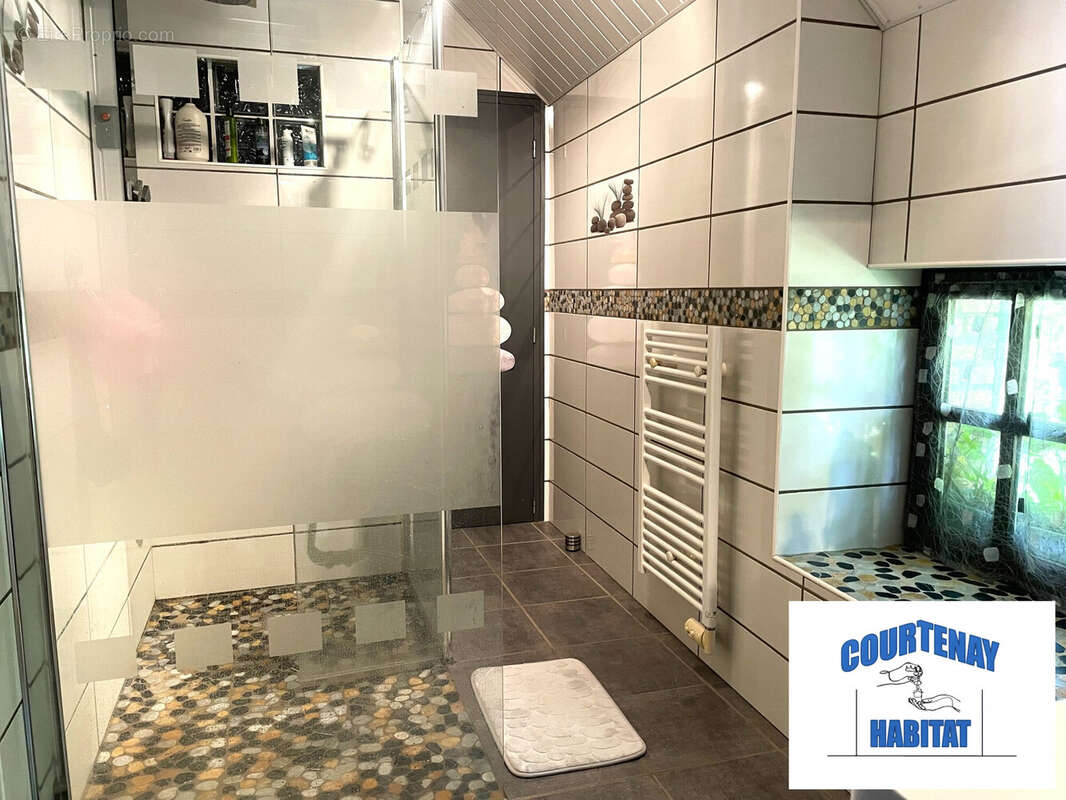 salle d&#039;eau du rez-de-chaussée - Maison à MONTCORBON