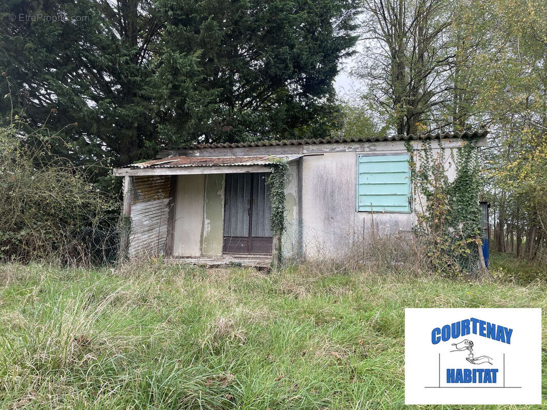 Terrain à COURTENAY