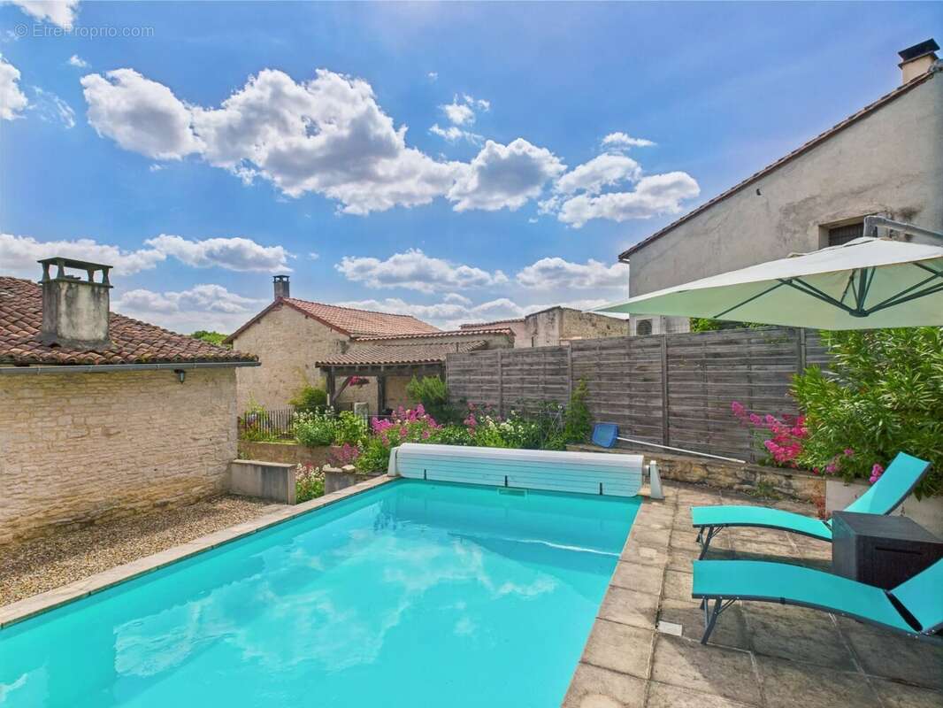 Maison à NANTEUIL-EN-VALLEE