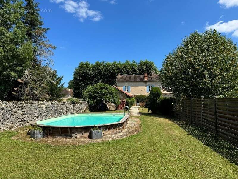 Maison à SAINT-FRONT-LA-RIVIERE