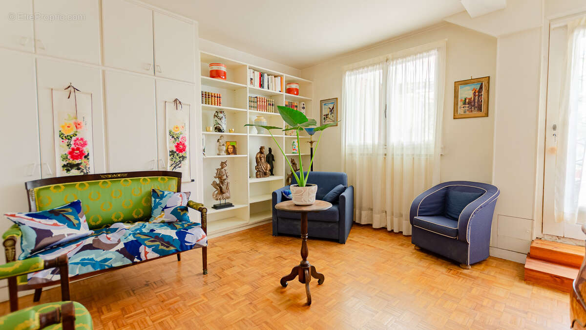 Appartement à PARIS-16E