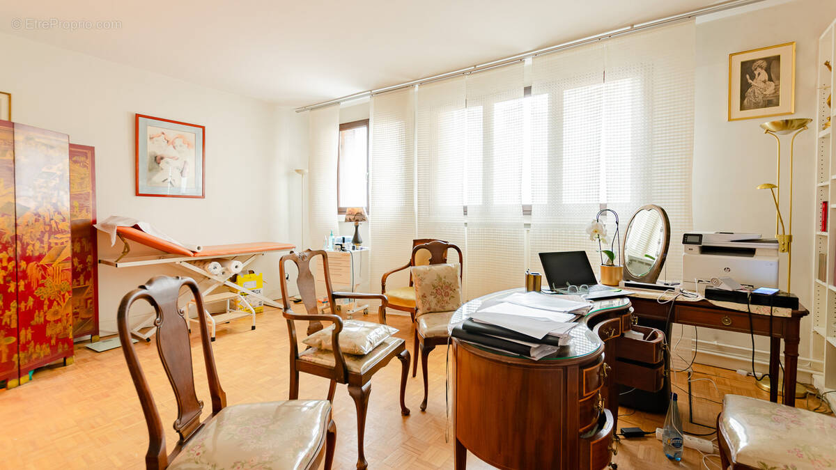 Appartement à PARIS-16E