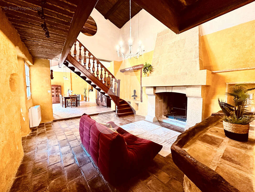 Maison à LE PUY-SAINTE-REPARADE