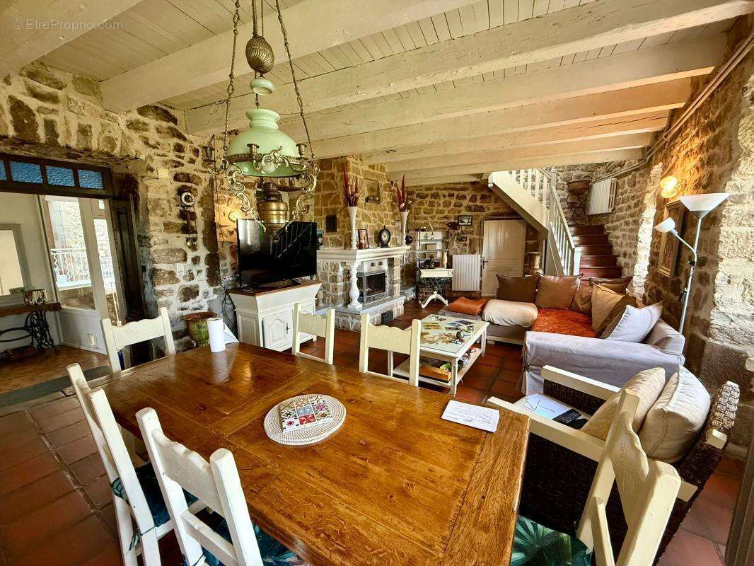 Maison à LABLACHERE