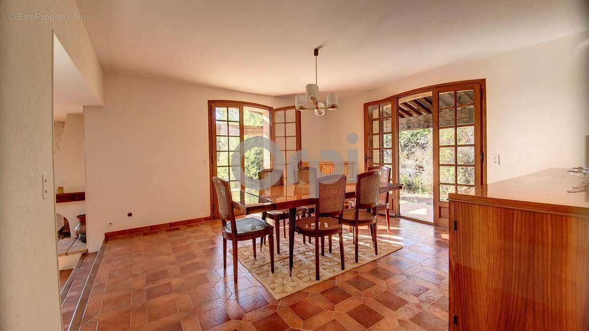 Terrain à ROQUEBRUNE-SUR-ARGENS